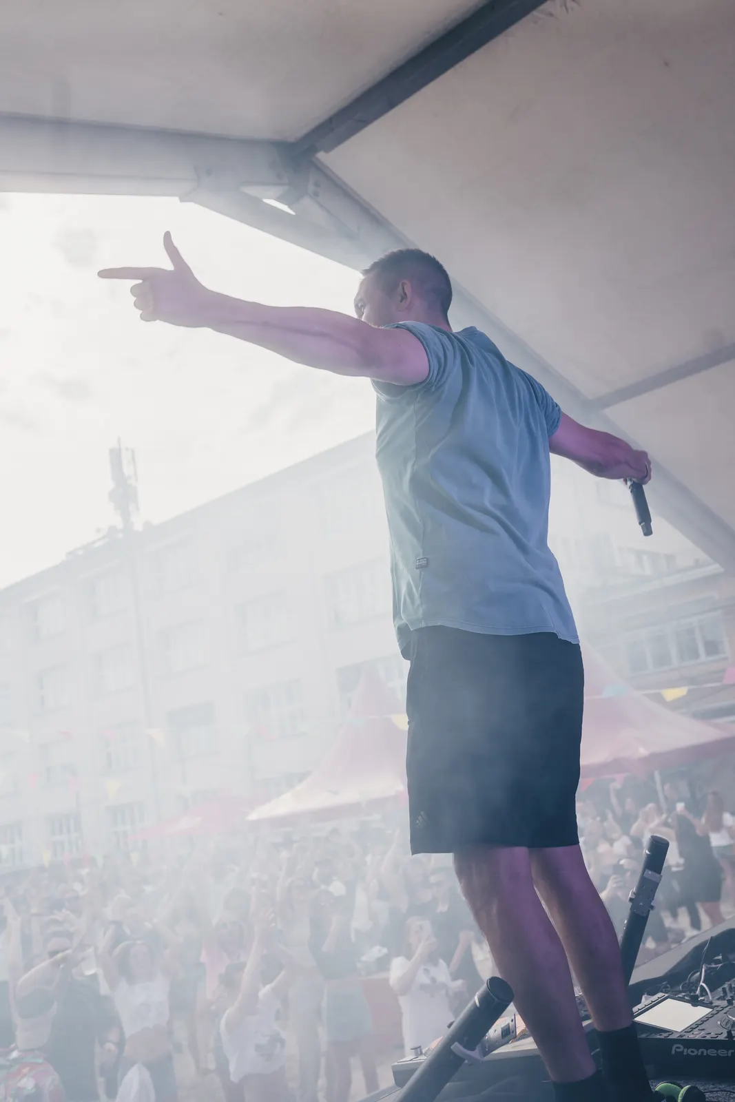 Special D. at the edge of the stage with a mic, pointing at the crowd